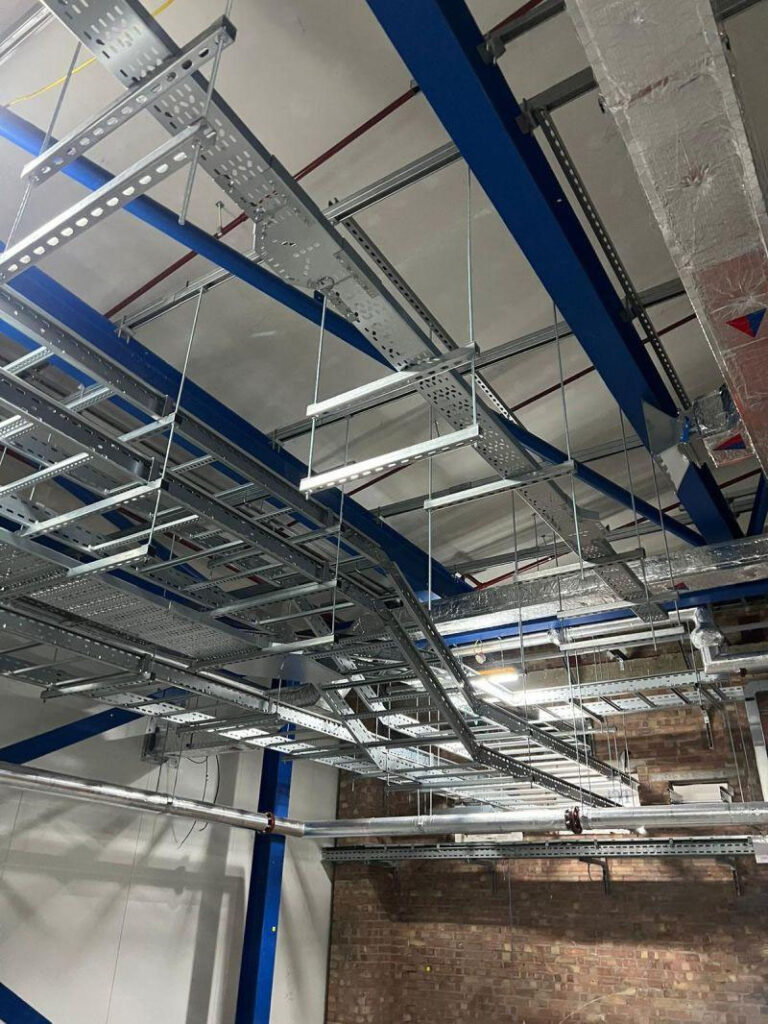 Hệ treo thang máng cáp M&E trong công trình thực tế